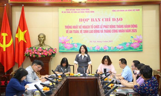 Phó Cục Trưởng Cục Việc làm (Bộ Nội vụ) Chu Thị Hạnh trả lời báo chí về tình hình tai nạn lao động năm 2024. Ảnh: Hương Nha