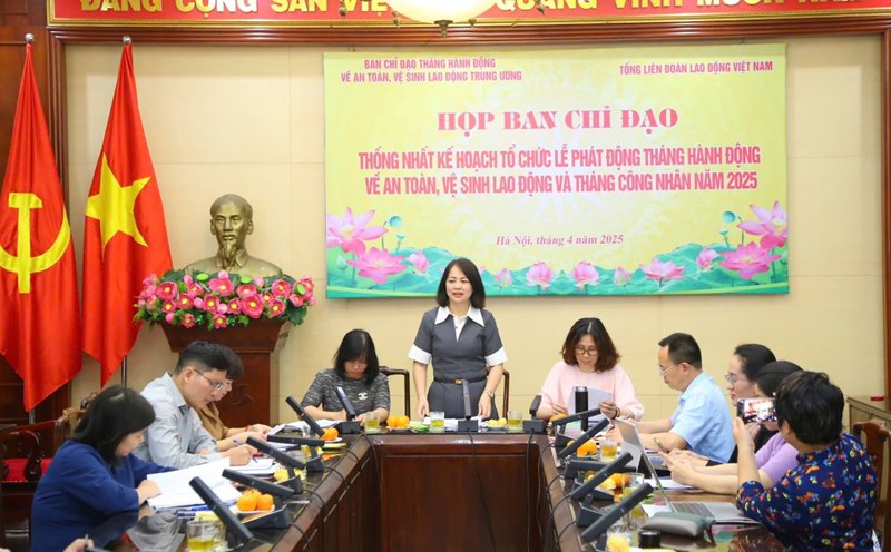 Deputy Director of the Department of Employment (Ministry of Home Affairs) Chu Thi Hanh answers the press about the situation of work accidents in 2024. Photo: Huong Nha