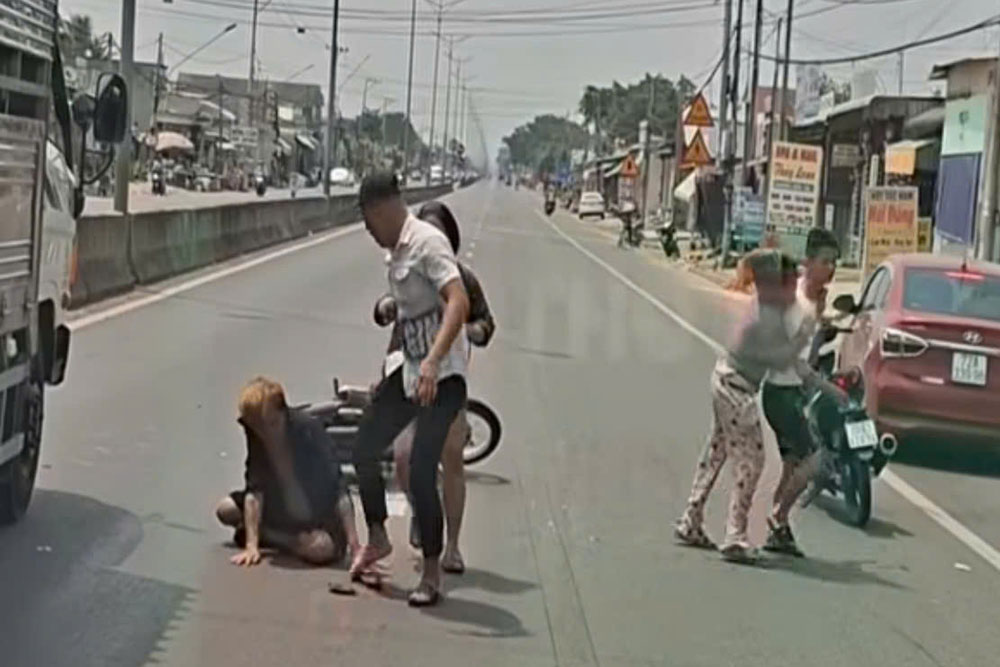 Two people in white attacked a person in black in Tay Ninh province. Photo: Provided by the people