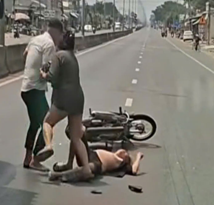 Nan nhan nam guc xuong duong sau khi bi tan cong. Anh: Nguoi dan cung cap