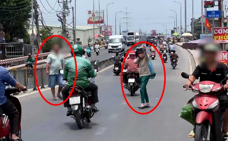 Letting pedestrians cross the road in the wrong place in Ho Chi Minh City. Photo: Nhu Quynh