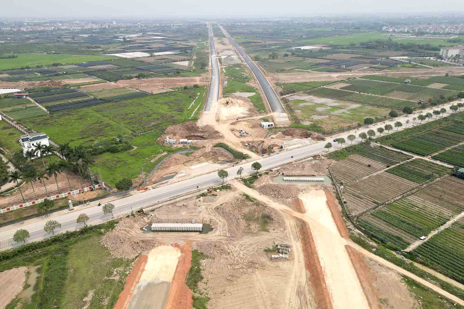 La carretera paralela al Cinturon de 4 tramos pasa por los distritos de Hoai Duc y Dan Phuong (Ha Noi). Imagen de la derecha
