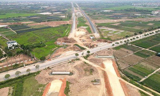 Đường song hành Vành đai 4 đoạn qua huyện Hoài Đức và Đan Phương (Hà Nội). Ảnh: Hữu Chánh