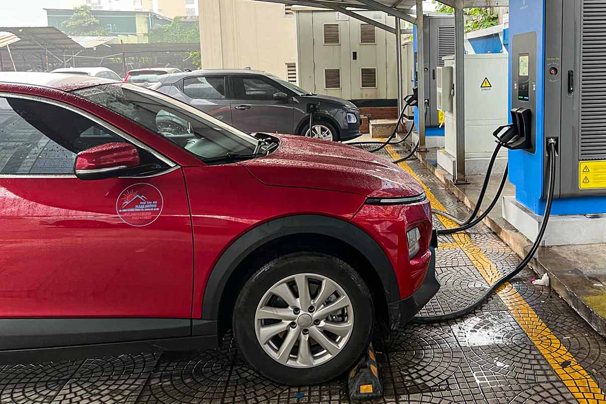 Los neumaticos de los autos electricos y los de los autos de gasolina tienen algunas diferencias en cuanto al diseño y los requisitos tecnicos. Imagen de la pelicula