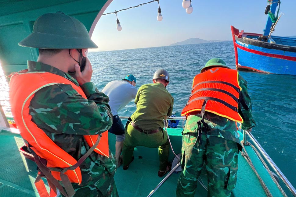 Phu Yen provincial authorities recovered the body of a man drifting at sea. Photo: An Hai Border Guard Station