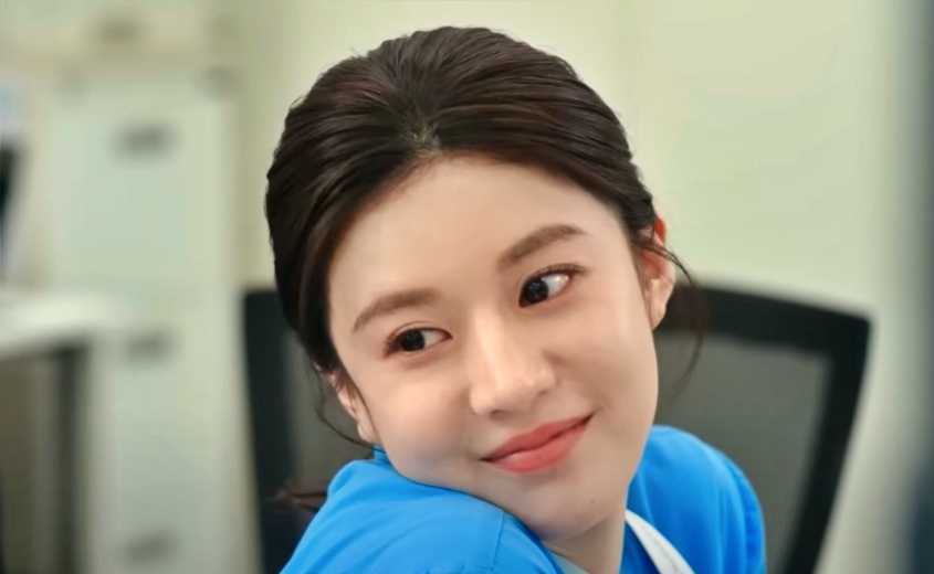 Go one Jung in the possession of a resident doctor. Photo cut from the trailer for the movie Resident Playbook