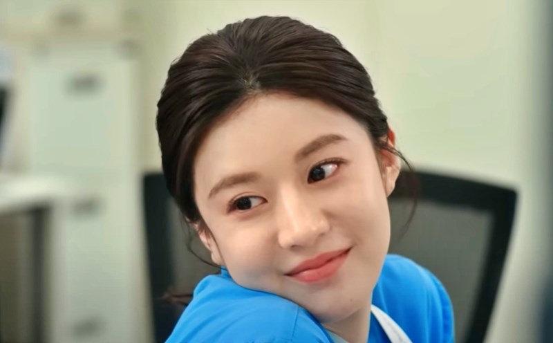 Go one Jung in the possession of a resident doctor. Photo cut from the trailer for the movie Resident Playbook