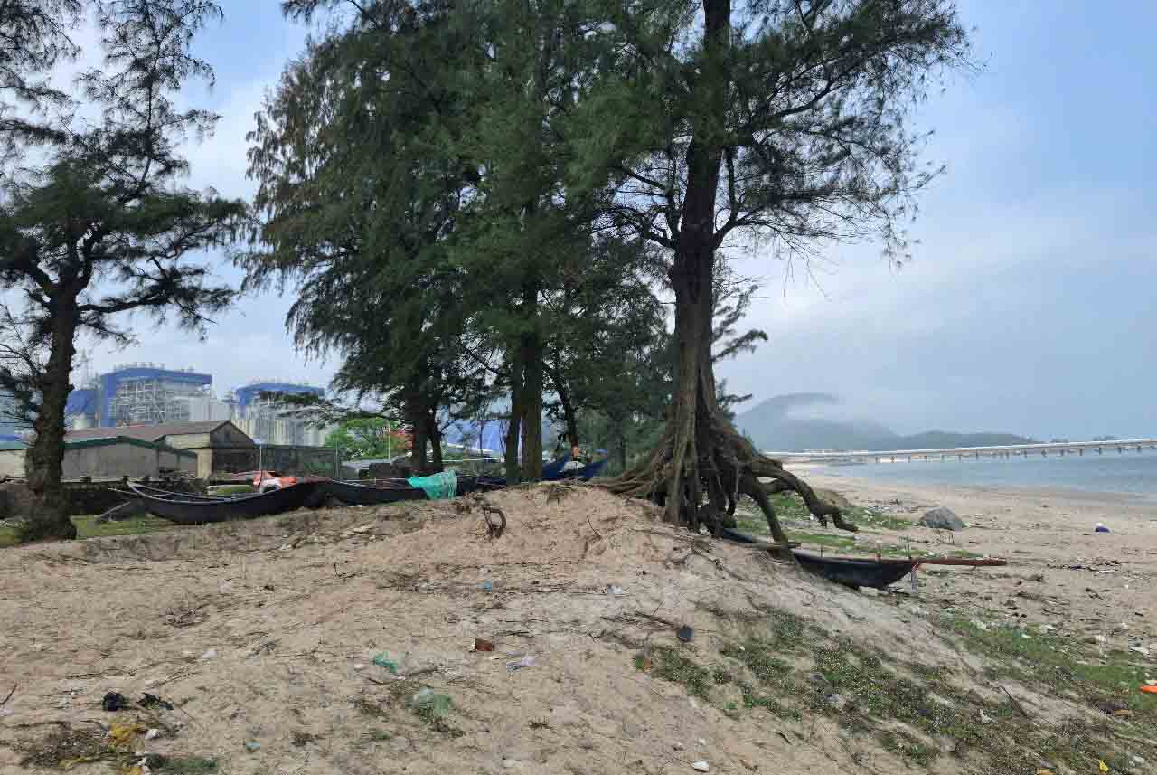 The landslide approached a house in Hai Phong 1 village, Ky Loi commune. Photo: Tran Tuan.