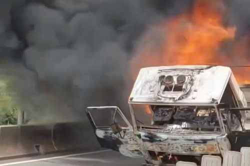 El lugar del incendio en la autopista Longcheng-Doi Ya. El corto de un clip
