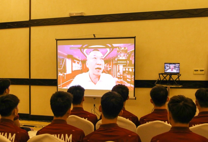 Cau thu U17 Viet Nam nghe loi dong vien cua Chu tich Tran Quoc Tuan. Anh: VFF