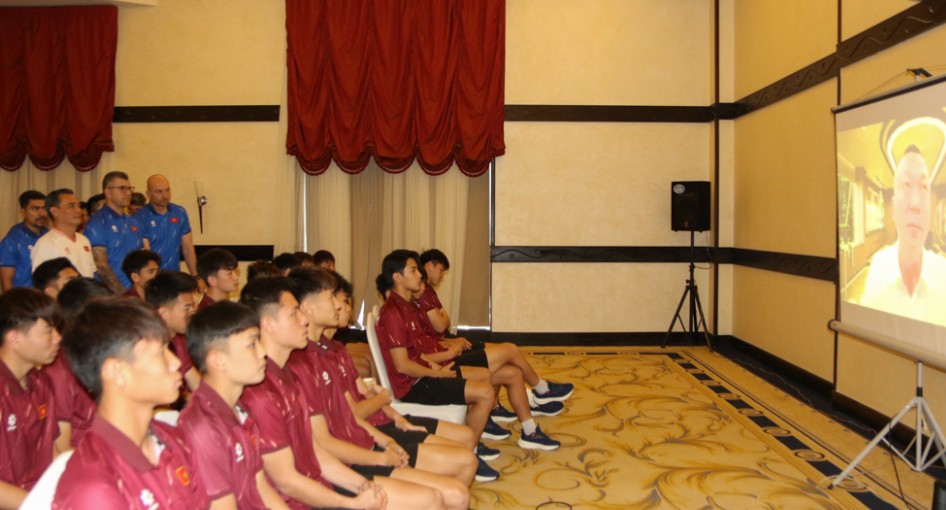 El presidente Tran Quoc Tuan se reunio en linea con el Vietnam U17 antes de la final de la fase de grupos del Campeonato Asiatico U17 2025. Imagen de la VFF