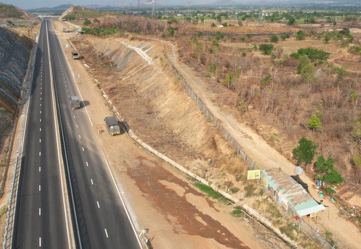 Km199 cao toc Vinh Hao - Phan Thiet van con cac quan tu phat hoat dong. Anh: Duy Tuan