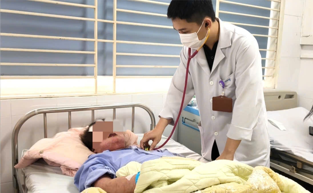 The doctor examines a patient with a severe allergy due to arbitrary use of medicine. Photo: Thanh Dang