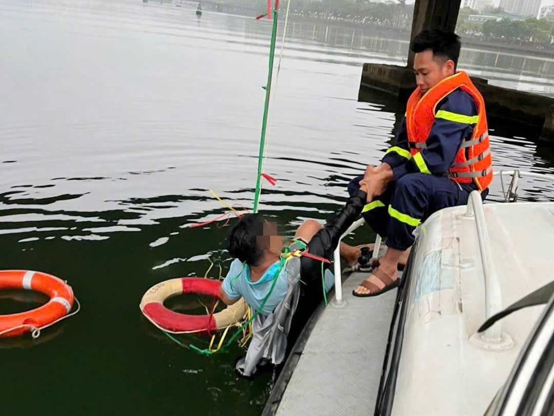 Officers and soldiers of the Fire Prevention and Rescue Police Department of Hue City Police successfully rescued and brought the suicide victim to shore. Photo: Tran Hong