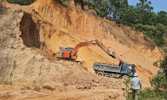 Xử phạt nhà thầu dùng đất lậu đắp công trình mục tiêu quốc gia ở Huế