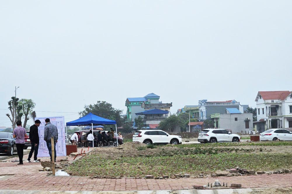 La superficie terrestre del Sr. Pham Van Mien fue subastado por error que el nuevo area residencial No. 1 en Nhat Tan Commune, distrito de Tien Lu (colgado yen). Foto: Quynh Chi