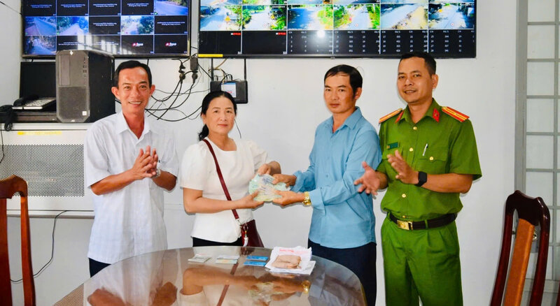 El lacayo recogio mas de 18 millones de dolares, devolviendolos a los que los habian perdido. La policia ofrece