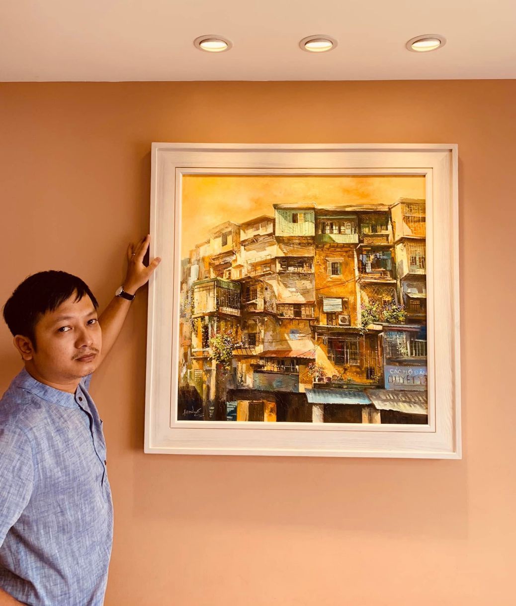 Họa sĩ Nguyễn Mai Long cùng tác phẩm "Ký ức nắng". Ảnh: Nhân vật cung cấp