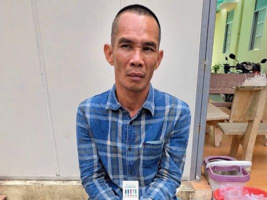 Công an Sóc Trăng kịp thời bắt giữ đối tượng có biểu hiện “ngáo đá” dùng dao kề vào cổ, đe dọa người đàn ông. Ảnh: Công an tỉnh Sóc Trăng