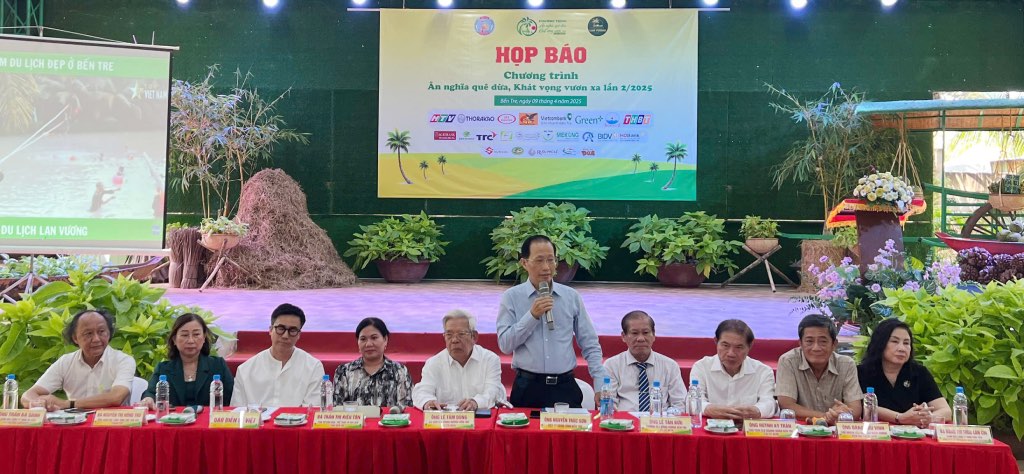 Ong Nguyen Truc Son - Pho chu tich thuong truc UBND tinh Ben Tre, Truong doan DBQH tinh Ben Tre - phat bieu tai buoi hop bao. Anh: Thanh Nhan