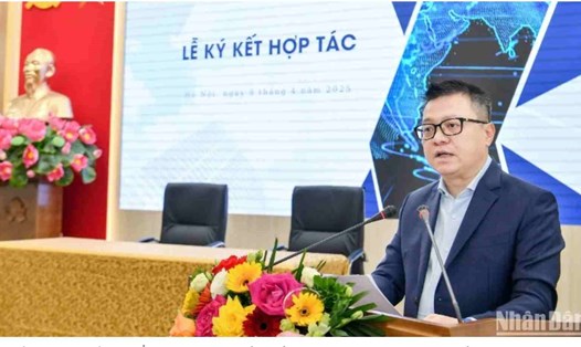 Đồng chí Lê Quốc Minh, Ủy viên Trung ương Đảng, Tổng Biên tập Báo Nhân Dân, Phó Trưởng Ban Tuyên giáo và Dân vận Trung ương, Chủ tịch Hội Nhà báo Việt Nam phát biểu tại lễ ký kết.