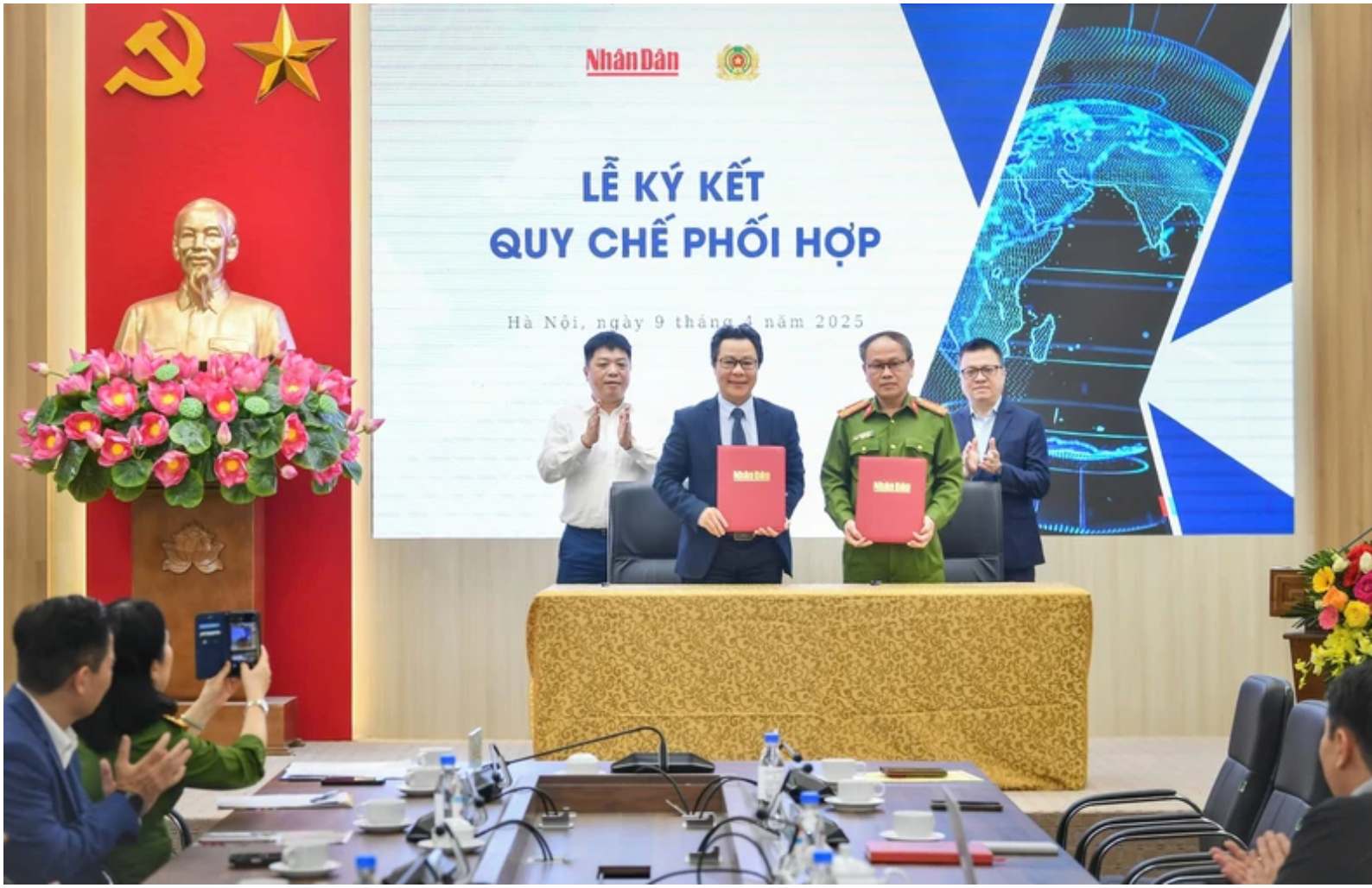 Nha bao Vu Mai Hoang, Truong Ban Cong nghe, Bao Nhan Dan va Dai ta Ngo Nhu Cuong, Pho Cuc truong Cuc Canh sat Quan ly hanh chinh ve trat tu xa hoi (C06), Bo Cong an ky ket hop tac duoi su chung kien cua Tong Bien tap Bao Nhan Dan Le Quoc Minh, Pho Tong Bien tap Bao Nhan Dan Que Dinh Nguyen.