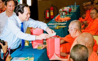 Minister of Ethnic Minorities and Religions Dao Ngoc Dung presented gifts to congratulate the 2025 Chol Chanhay New Year to the cardinal leaders of the Khmer Southern Buddhist Sangha. Photo: Ministry of Ethnic Minorities and Religions