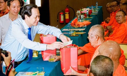 Bộ trưởng Bộ Dân tộc và Tôn giáo Đào Ngọc Dung trao quà chúc mừng Tết Chôl Chnăm Thmây năm 2025 cho các vị Hòa thượng Phật giáo Nam tông Khmer. Ảnh: Bộ Dân tộc và Tôn giáo
