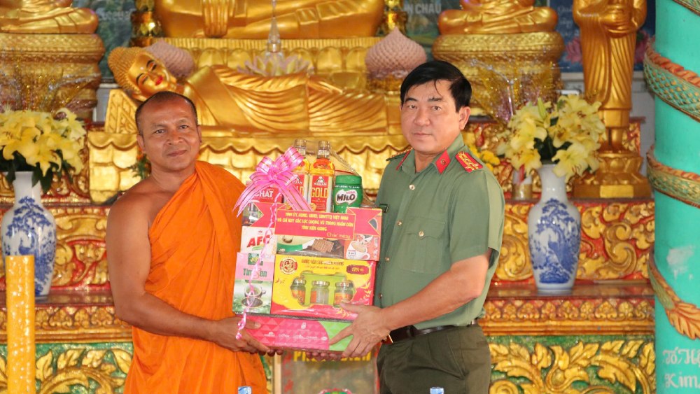 Colonel Nguyen Van Han - Director of Kien Giang Provincial Police - wished the Khmer people the traditional New Year of Chol Cham Thmay in 2025. Photo: Tien Dung