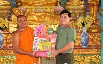 Colonel Nguyen Van Han - Director of Kien Giang Provincial Police - wished the Khmer people the traditional New Year of Chol Cham Thmay in 2025. Photo: Tien Dung