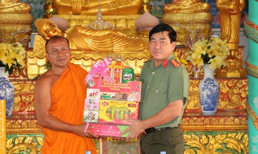 Đại tá Nguyễn Văn Hận - Giám đốc Công an tỉnh Kiên Giang - chúc Tết cổ truyền Chôl Chnăm Thmây năm 2025 của đồng bào Khmer. Ảnh: Tiến Dũng