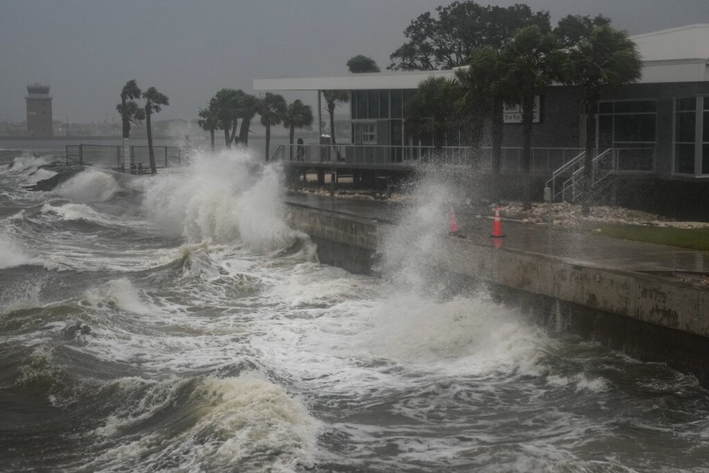 Waves in Florida as Hurricane Milton makes landfall in October 2024. Photo: AFP