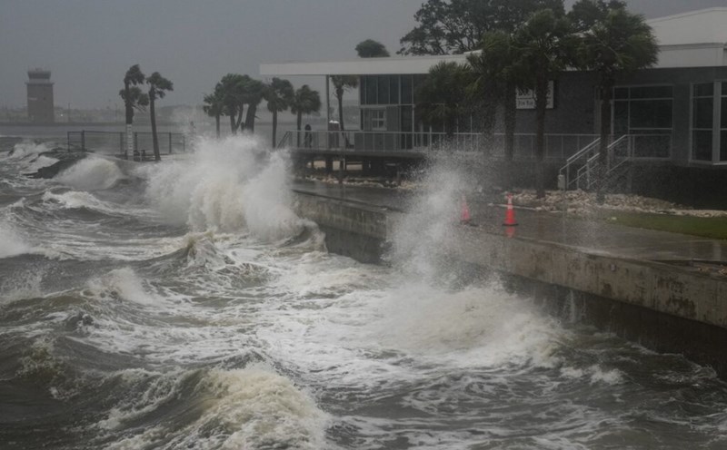 Waves in Florida as Hurricane Milton makes landfall in October 2024. Photo: AFP