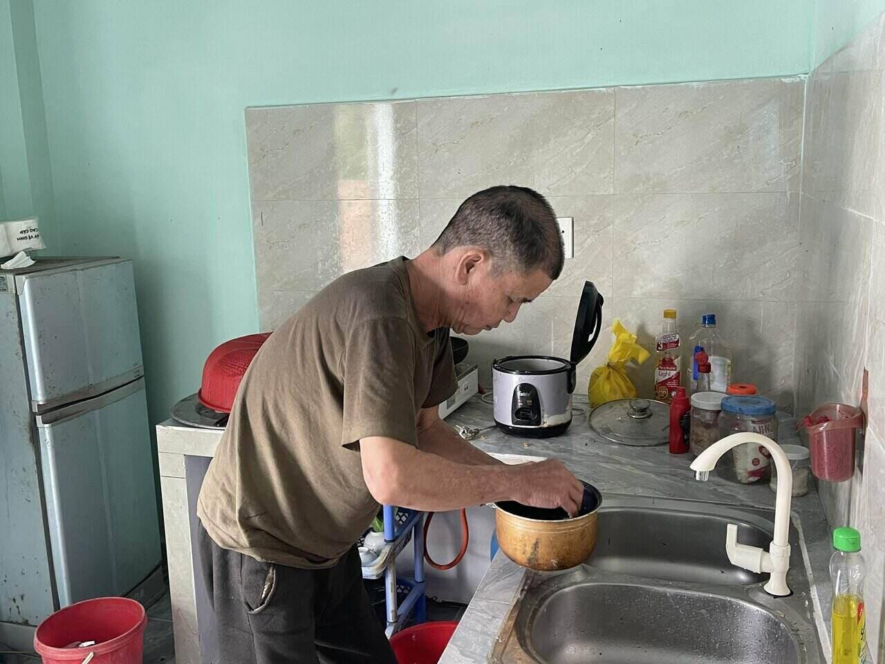 Ong Tran Van Dao sinh hoat trong can nha moi. Anh: Mai Huong
