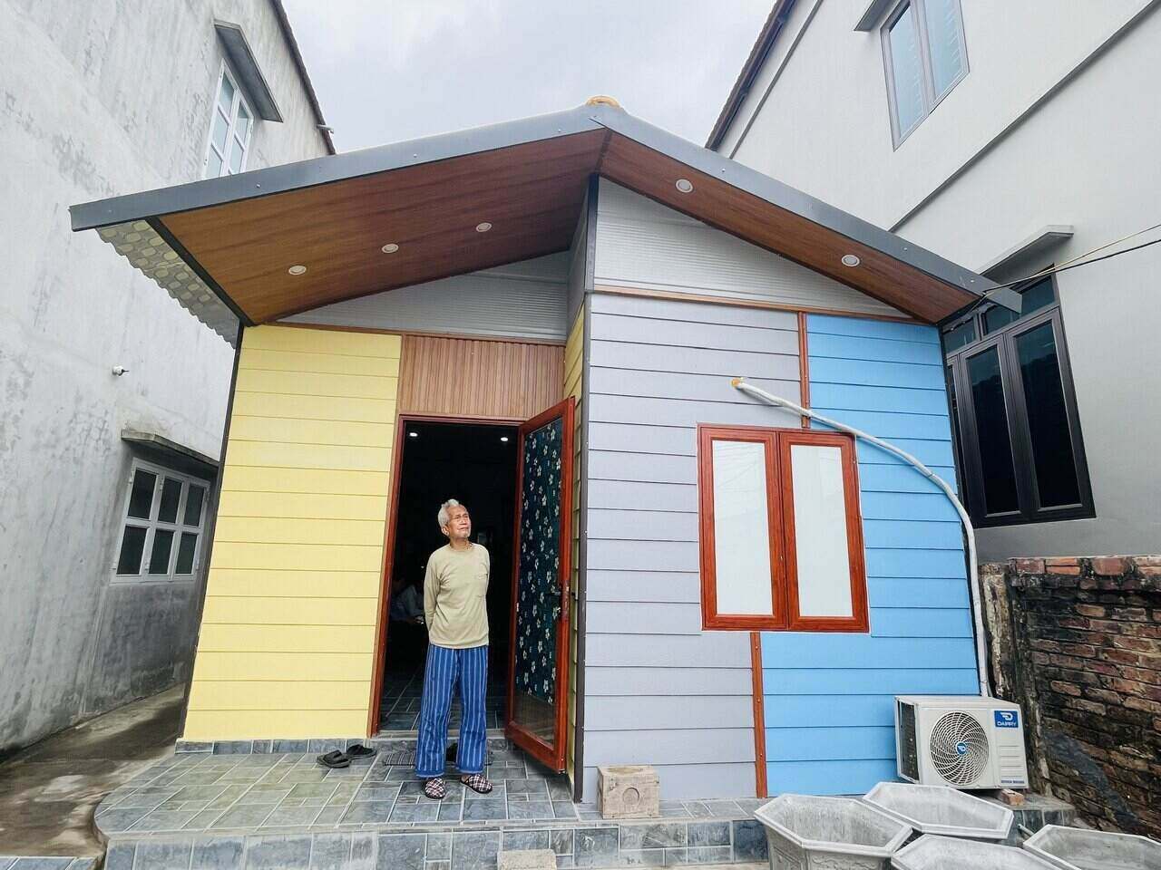 Mr. Nguyen Huy Long in Thach Loi area, Cam Giang town (Cam Giang district, Hai Duong province) is excited about his new house. Photo: Mai Huong