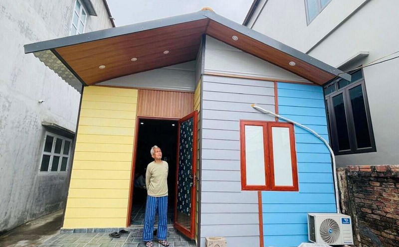 Mr. Nguyen Huy Long in Thach Loi area, Cam Giang town (Cam Giang district, Hai Duong province) is excited about his new house. Photo: Mai Huong