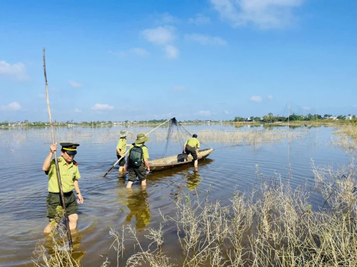 Los forestales desmontaron las redes que los residentes habian puesto para atrapar aves. Imagen: Inspeccion de suministros