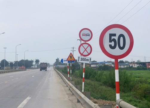 Muchas señales de trafico se superponen, se mezclan, se confunden en la linea de evacuacion de Vinh. Imagen de la ciudad de Quang Dai