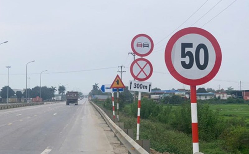Many traffic signs are stacked on top of each other, confusing and confusing at Vinh bypass. Photo: Quang Dai