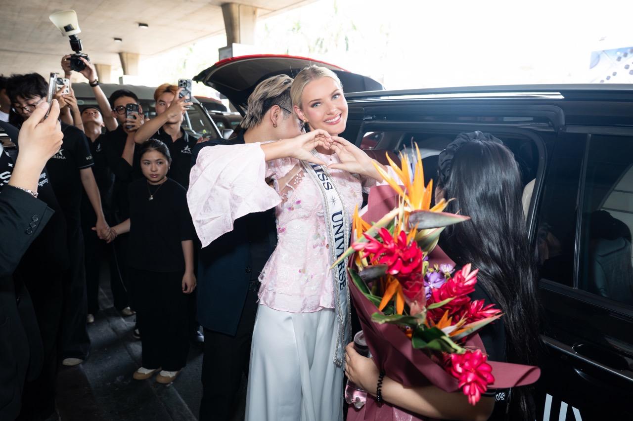 Miss Universe 2024 wears a Ao Dai when coming to Vietnam. Photo: Organizing Committee