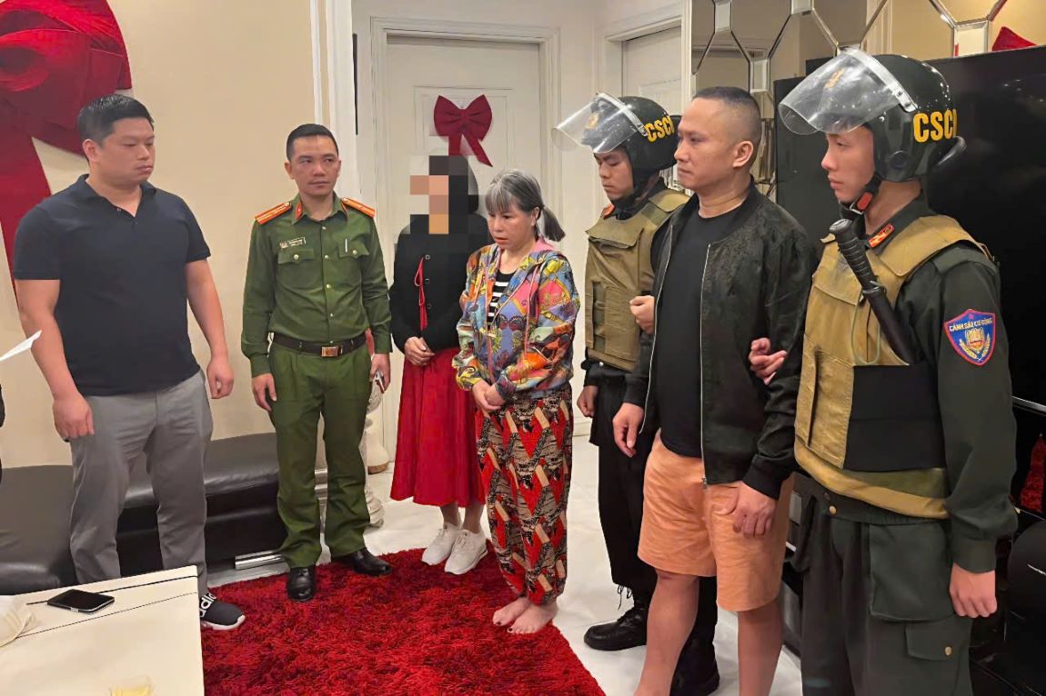 Đối tượng Bùi Thị Hậu (ở giữa) - em gái ruột ông trùm "Tuấn chợ Gốc" và đồng bọn tên Huỳnh (thứ hai từ phải sang) thời điểm bị bắt giữ tại TP Hà Nội. Ảnh: Nam Hồng