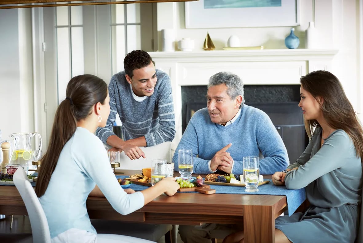 Let's listen and talk together to resolve conflicts and family conflicts. Photo: Xinhua