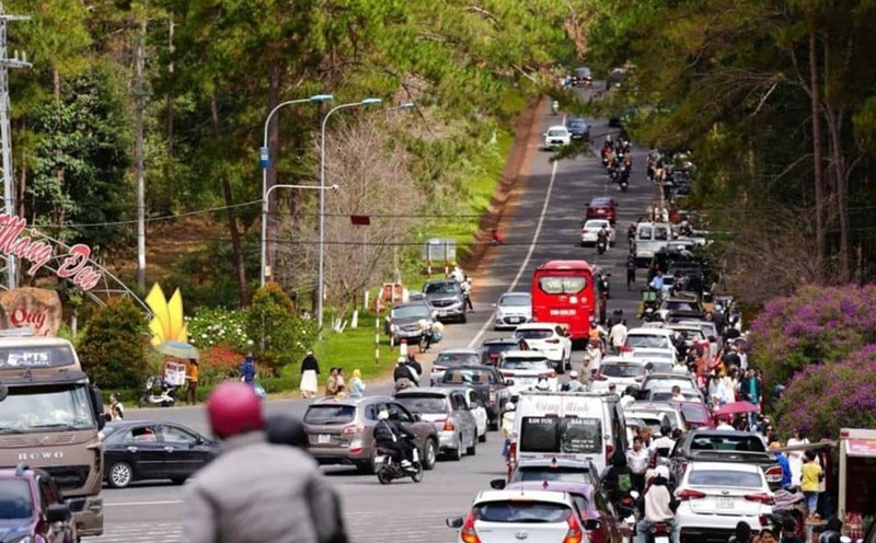 The expressway connecting Kon Tum and Quang Ngai will promote economic and tourism development in Mang Den. Photo: Thanh Tuan