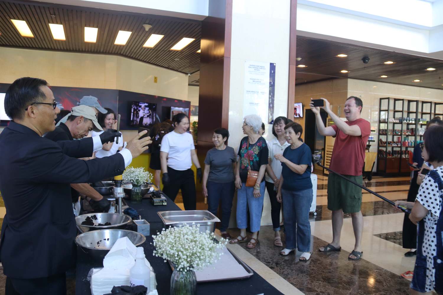 Los visitantes se emocionaron con la experiencia de hacer carbon de cafe en el hotel Novotel Nha Trang. Imagen de Fu Linh