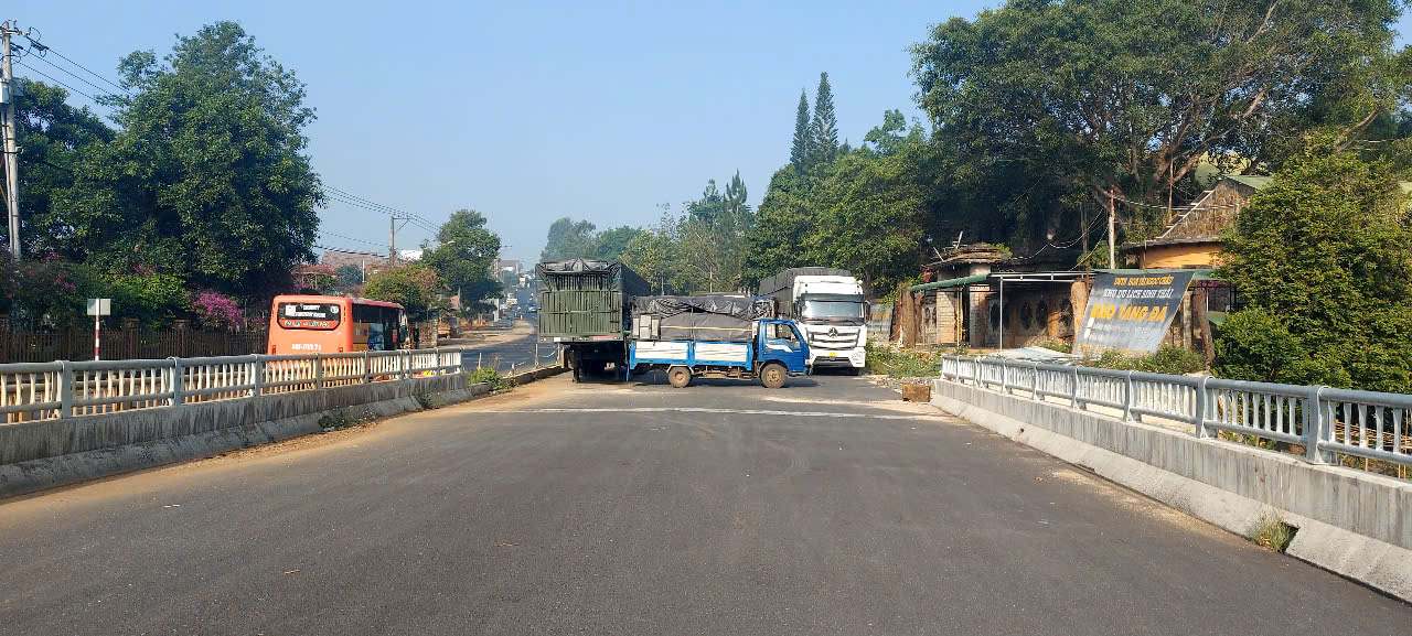 El Gran Puente Ruso esta terminado, pero no se puede atravesar. Imagen de la lampara roja