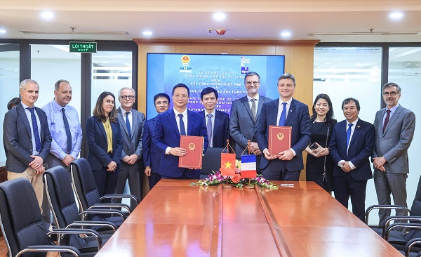 Signing ceremony of the technical cooperation agreement for the aviation industry between Vietnam and France. Photo: Tra Giang