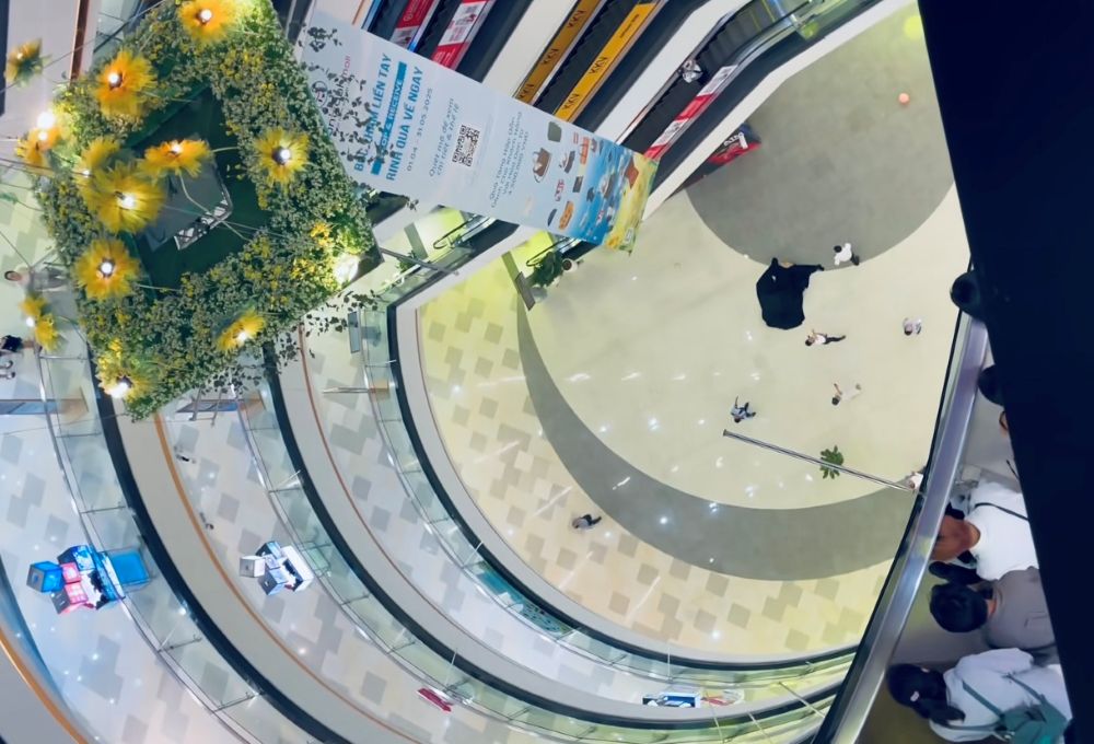 The scene of a young man falling from a building and dying at Van Hanh Mall, District 10. Photo: Anh Vu
