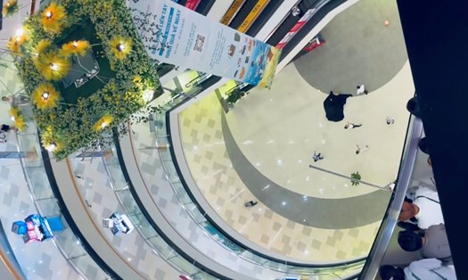 Hiện trường nam thanh niên rơi lầu tử vong ở Vạn Hạnh Mall, Quận 10. Ảnh: Anh Vũ
