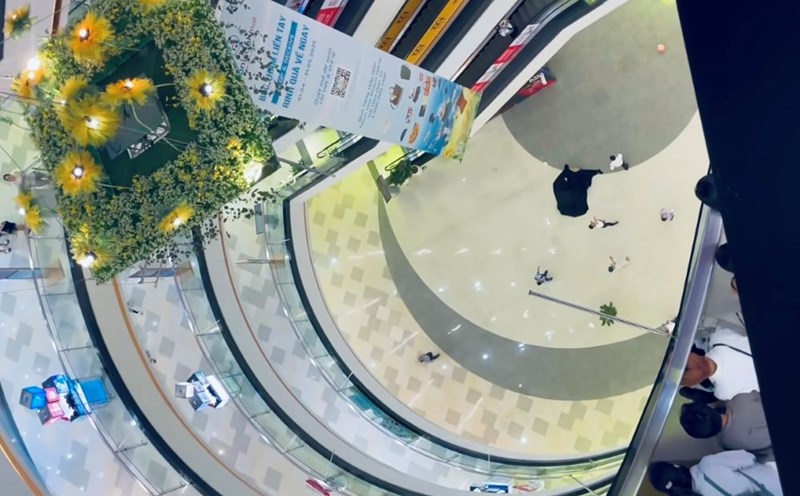 The scene of a young man falling from a building and dying at Van Hanh Mall, District 10. Photo: Anh Vu
