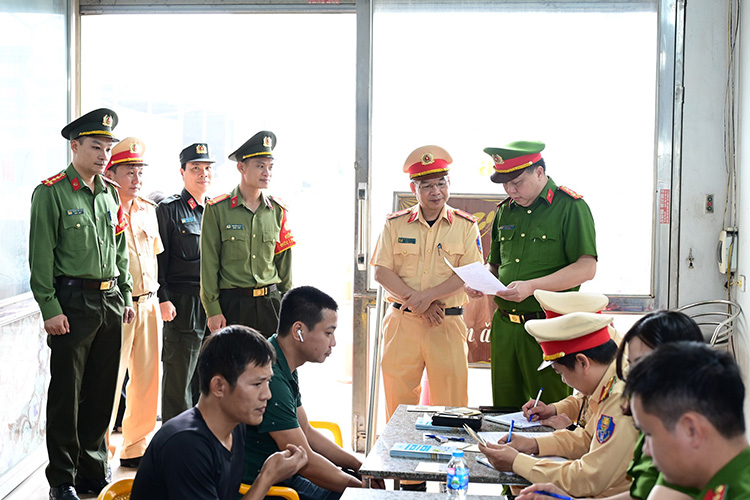 Colonel Bui Trung Thanh - Deputy Director of Hai Phong City Police Department inspected and handled a car used for freight transport on Nguyen Binh Khiem Street. Photo: Hai Phong Police
